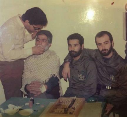 مهران مدیری در حال گریم هم‌بازی‌هایش در تئاتر