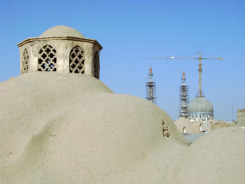 گنبد و گلدسته مسجد امام حسن عسکری (علیه‌السلام) از بالای بازار تیمچه قم
